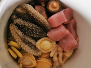 5、冬菇炖鲍参【滋补气血,润肺养颜】,所以用料放入炖盅。