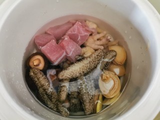 6、冬菇炖鲍参【滋补气血,润肺养颜】,加3碗纯净水,加盖,隔水炖两个半小时。