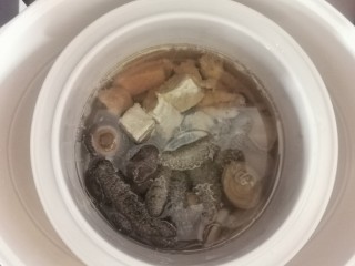 7、冬菇炖鲍参【滋补气血,润肺养颜】,炖够火候,加盐调味,饮汤吃肉。