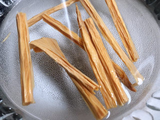 1、炒合菜,豆芽摘去尾部捞洗两遍