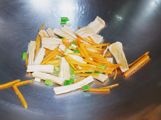 13、炒合菜,放入腐竹翻炒均匀