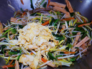 16、炒合菜,出锅前，鸡蛋回锅，翻炒均匀，关火出锅