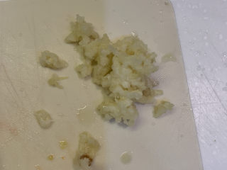 3、番茄浓汤面,蒜切成蒜末