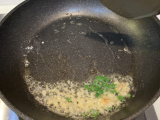 8、番茄浓汤面,翻炒出香味