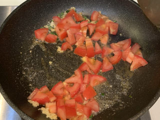 9、番茄浓汤面,放入番茄粒翻炒均匀，炒软出汁