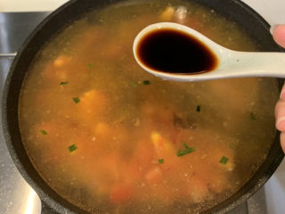 12、番茄浓汤面,加入一勺生抽