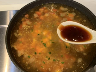 13、番茄浓汤面,加入一勺蚝油