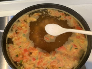 15、番茄浓汤面,加入2勺盐