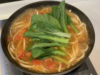 17、番茄浓汤面,放入青菜煮熟