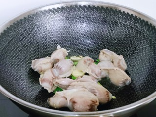 4、凉拌鸡胗,加入焯水的鸭胗煸炒。