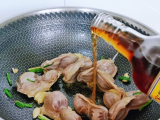 5、凉拌鸡胗,再加入料酒,适当可以多一点点,去腥。