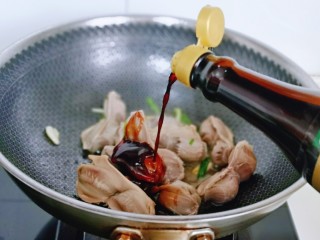 6、凉拌鸡胗,再加入生抽,小火翻炒均匀。