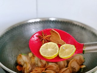 7、凉拌鸡胗,加入八角,桂皮,柠檬片。