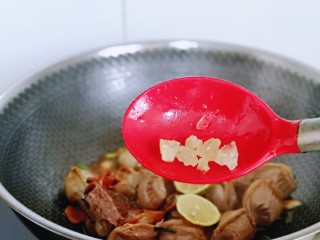 8、凉拌鸡胗,再加入冰糖。