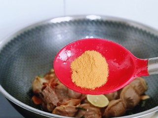 9、凉拌鸡胗,加入蜜汁烤肉料,不喜欢不加也可以。