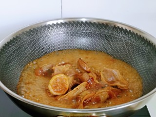 11、凉拌鸡胗,待鸭胗用筷子轻松扎透时大火收汁至浓稠,即可关火。