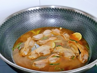 10、凉拌鸡胗,加入纯净水,没过鸭胗为佳,盖上盖子大火烧开,转小火慢炖约35分钟。