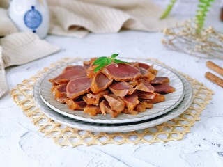 13、凉拌鸡胗,摆盘即可享用。