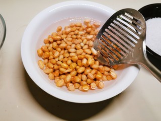 3、盐焗花生米,花生仁用清水洗干净