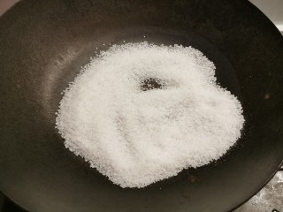 5、盐焗花生米,锅中放入腌制盐  加热