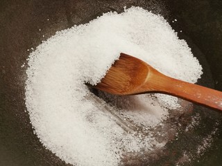 6、盐焗花生米,大火将盐炒热