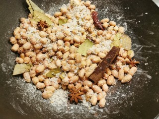 10、盐焗花生米,翻炒均匀