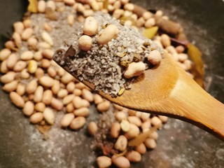 12、盐焗花生米,白色的盐已经变了颜色  花生仁上面有了微微焦黄的颜色  关火