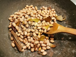 13、盐焗花生米,关火后  借助余温继续翻拌均匀