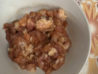 1、自制肠粉,猪肉切碎放适量盐，蚝油腌制，放一边备用。
