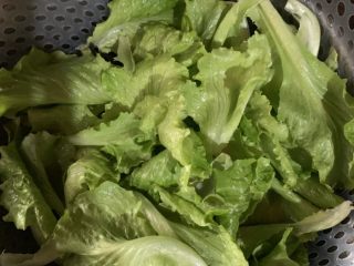 2、自制肠粉,生菜洗净沥水备用。