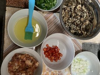 3、自制肠粉,配菜和油备好。