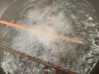 4、自制肠粉,锅里倒水煮开，没合适垫架我用筷子搭了一个支撑。