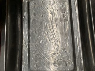 5、自制肠粉,盆子刷油。