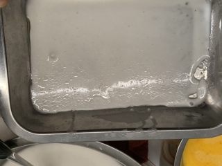 6、自制肠粉,生粉，粘米粉，20g油水全部倒入搅拌均匀，然后勺2勺倒入刷油的盆中。