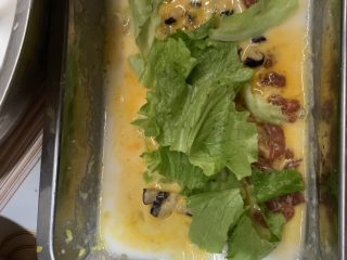 7、自制肠粉,加一勺鸡蛋液，配菜按自己喜好来加。