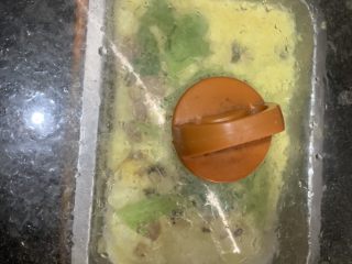 8、自制肠粉,放入锅中蒸3分钟。起大泡就熟了。