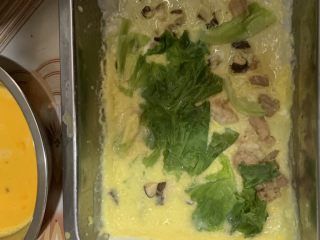 9、自制肠粉,用刮铲铲起来。