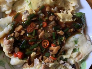 10、自制肠粉,做完加入调料就可以吃了。