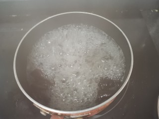 1、凉拌木耳,木耳用水煮一下。