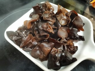 2、凉拌木耳,捞出。
