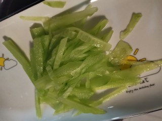 3、凉拌木耳,准备一点黄瓜丝。