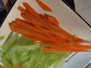 4、凉拌木耳,准备点胡萝卜丝。