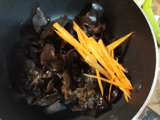 6、凉拌木耳,加入胡萝卜丝。