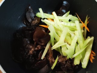 7、凉拌木耳,加入黄瓜丝。