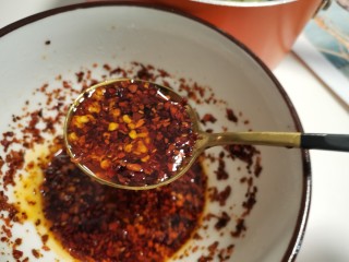 14、凉拌木耳,加入辣椒油。辣椒油的做法请看酸辣粉的菜谱。