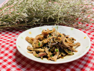 1、凉拌猪肚丝,已经完成的凉拌猪肚丝，以下为烹饪步骤：