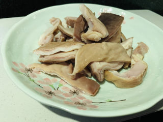 2、凉拌猪肚丝,猪肚取出解冻，上次多买了猪肚没吃完，如果是新鲜猪肚，用料酒、盐、苏打粉洗净，灼水切片即可；