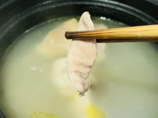 4、凉拌猪肚丝,炖完夹出猪肚；