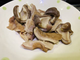 5、凉拌猪肚丝,放碗里晾凉；