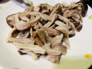 6、凉拌猪肚丝,然后剪成丝；